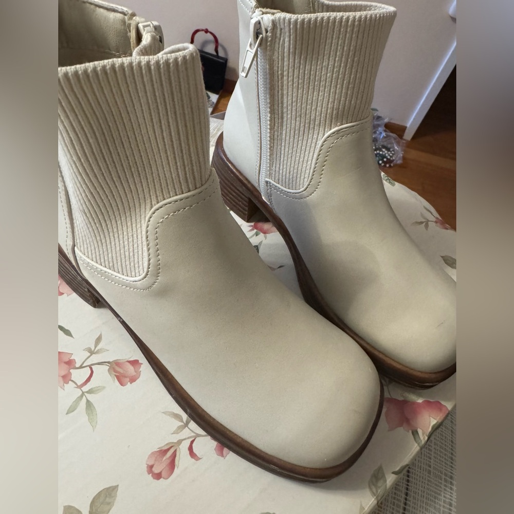 🤍 Steve Madden girls cream ankle boots, size 2